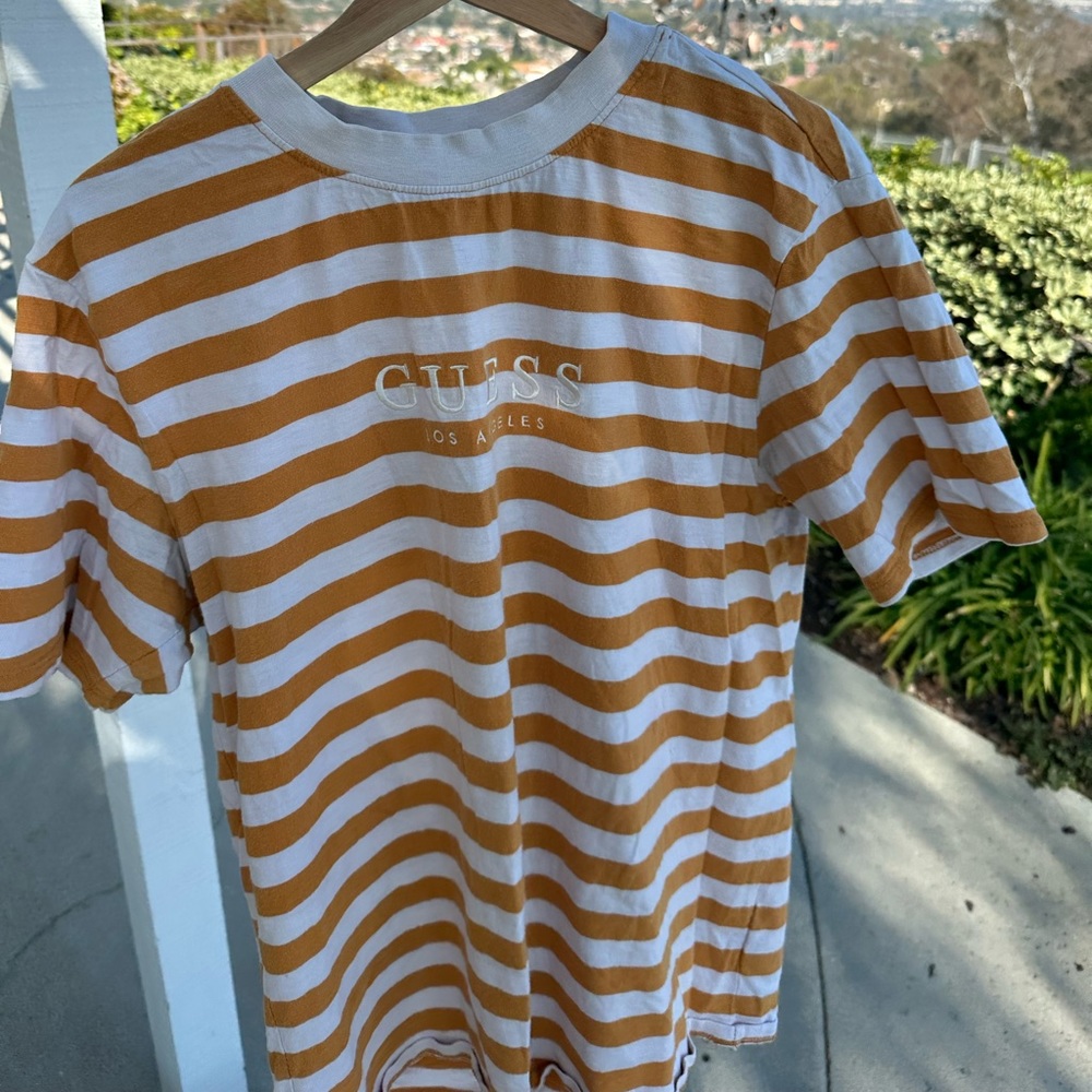 GUESS tee shirt 🧚🏼‍♀️👛👢